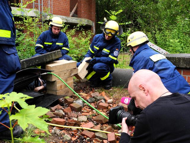 Mit luftgefüllten Hebekissen wird eine Puppe unter einem Betonklotz geborgen