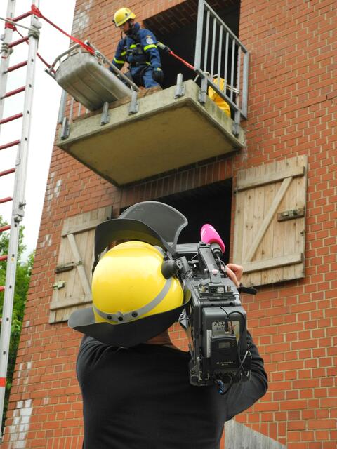 Eine Puppe wird mit einem Leiterhebel aus einem teilweise eingestürzten Haus geborgen.