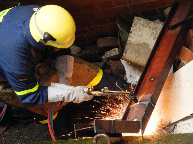 Ein Stahlträger wird durchtrennt
