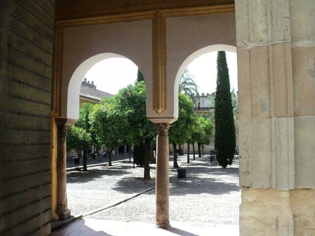 IM ORANGENHOF DER MOSCHEE