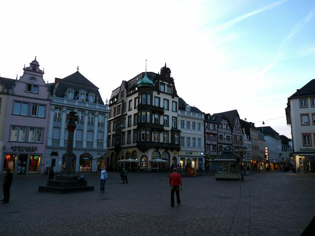 Abendspaziergang in Trier - am Kreuz ist der Mittelpunkt der Stadt