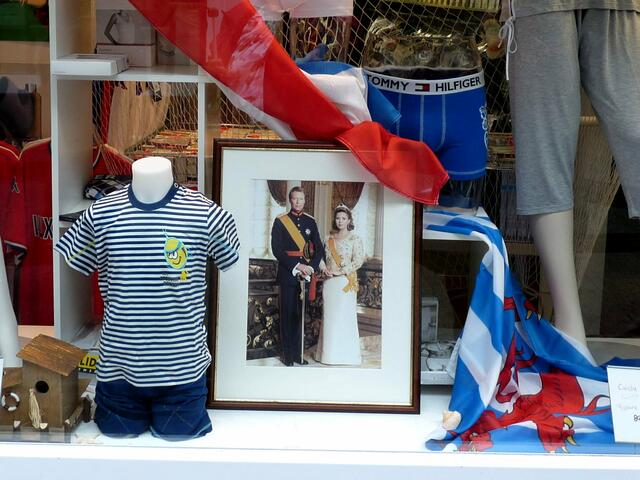 ....das Foto vom Großherzog Henri und seiner Frau Maria stand, das weiß ich auch nicht. In anderen Geschäften habe ich es jedenfalls nicht gesehen.