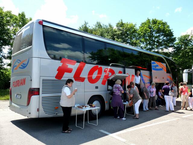 der Kuchen muss noch verzehrt werden, bevor es auf die Rückreise geht - Flori betrachtet froh die Runde