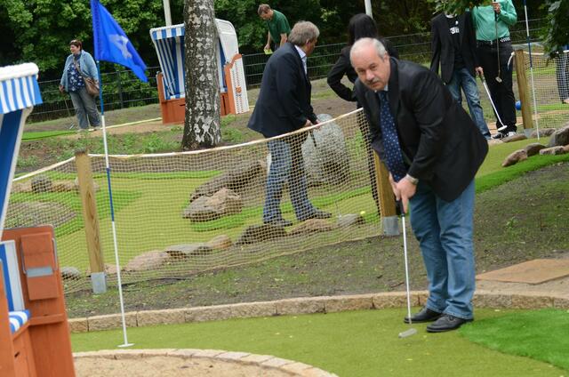 einweihung des adventure-golf-platzes am Blauen See   05  SPD-landtagskandidat Rüdiger Kauroff