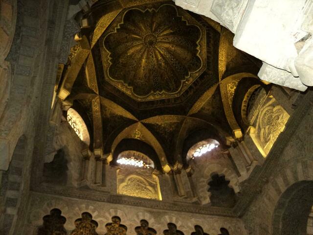 DIE KUPPEL DER MOSCHEE VON INNEN GESEHEN