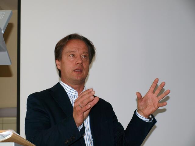 Tobias Wilfert erklärt den Teilnehmern, was für eine gute Bewerbung wichtig ist