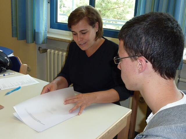 Verena Kohler bespricht die Bewerbung mit einem Teilnehmer