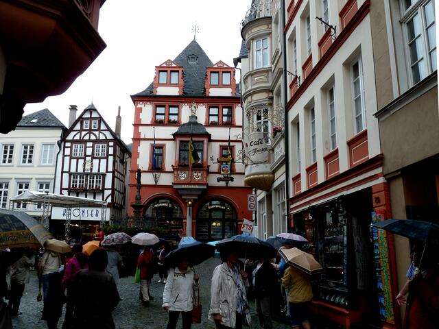im Regen kamen wir nach Bernkastel Kues, einem wunderschönem Städtchen