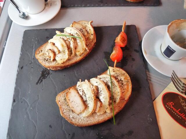leckere Stärkung nach dem Regenrundgang in Luxemburg: Toast mit Ziegenkäse und Geflügel