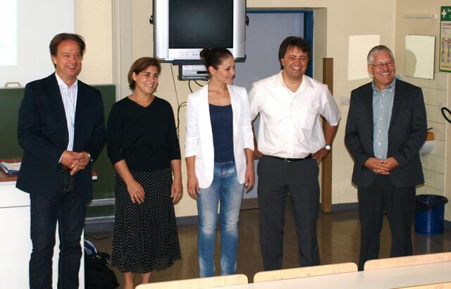 Die Bewerbungschecker zu Besuch in der Konradin Realschule: Tobias Wilfert, Verena Kohler und Simone Negele mit Elternbeiratsvorsitzendem Thomas Böck und Direktor Anton Oberfrank