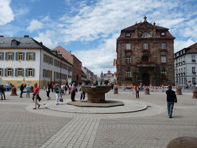 Blick vom Dom auf den Vorplatz