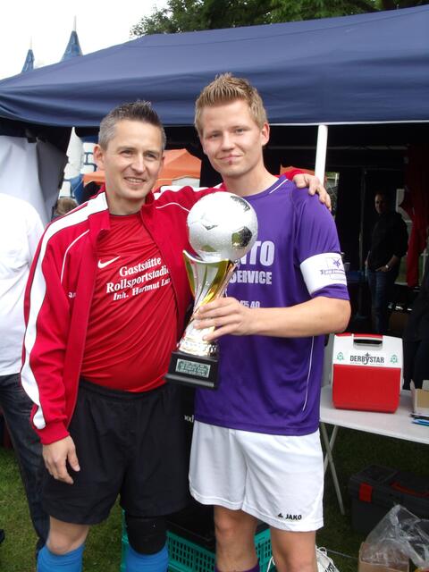 Uwe Juraschka (einer der Organisatoren) mit dem Gewinner des Benefiz Turniers im letzten Jahr (Erlös kam dem SOS Kinderdorf zu gute)