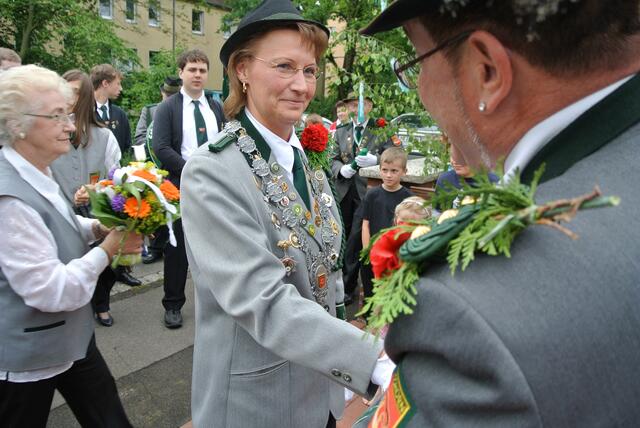 Königin Andrea Diemann erhält ihre Kette