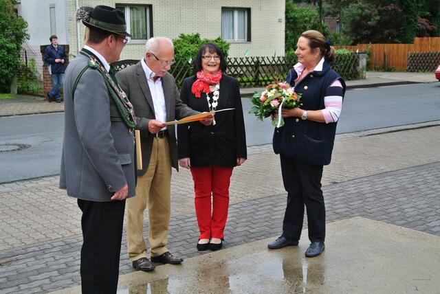 Volkskönigin Renate Minne erhält ihre Kette