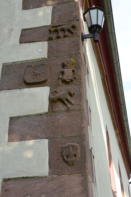 Wotan-Symbole im Kirchenmauerwerk