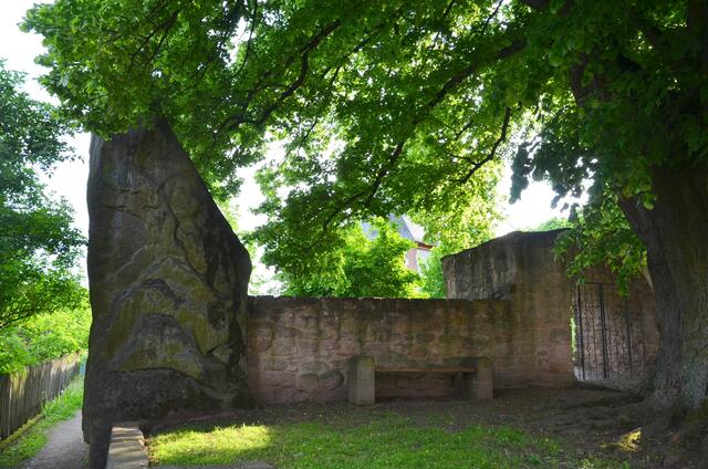 Der 'Lange Stein' an der Kirchhofmauer in Langenstein