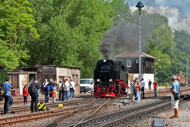 Bei der Führerstandmitfahrt wird kräftig Dampf gemacht. So liegt die ganze Zeit der Geruch nach Dampflok auf dem Bahngelände.