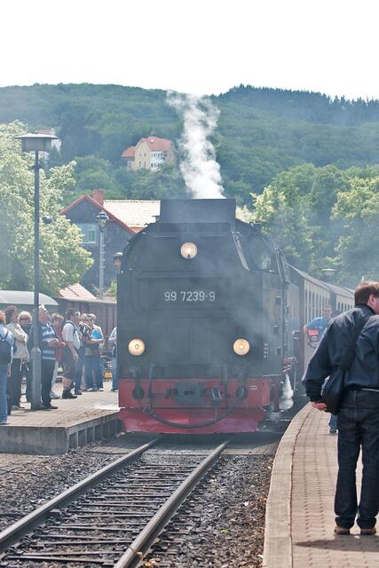 Ein Regelzug vom Brocken trifft ein und schon ist der Bahnhof voller Dampf.