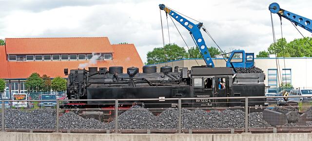 HSB 99 7232-4 wird mit Kohle versorgt.