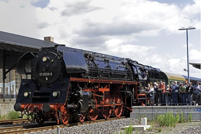 Regelspur - Schnellzug-Dampflokomotive 01 0509-8 der Pressnitztalbahn auf Besuch bei der HSB.