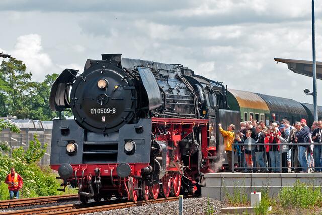 Regelspur - Schnellzug-Dampflokomotive 01 0509-8 der Pressnitztalbahn auf Besuch bei der HSB.