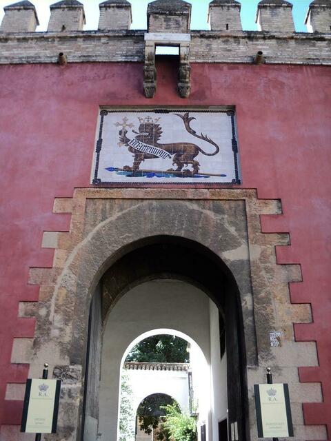 Portal und Emblem des Alcazar.