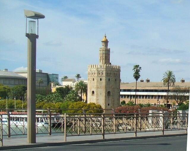 Blick von der Brücke "San Telmo" auf den Goldturm.