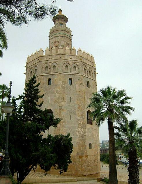 El Torre del Oro (der Goldturm) am Ufer des Guadalquivir.