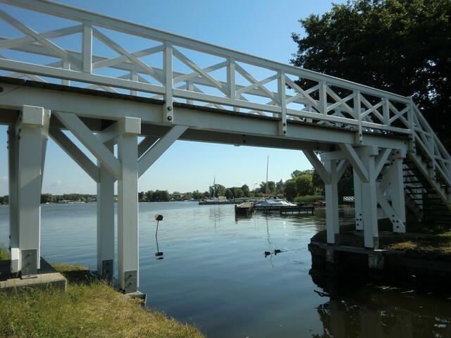 Neustrelitz: die weiße Brücke.