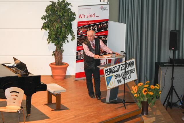 Helmut Lange führt durch das Programm