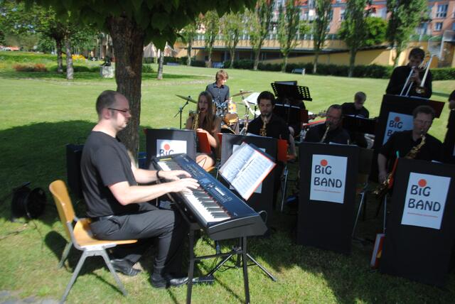 Die Big Band der Musikschule Gersthofen mit Christian Schmerder (am Keyboard) unterhielt mit flotten Melodien und zeigte dabei ....
