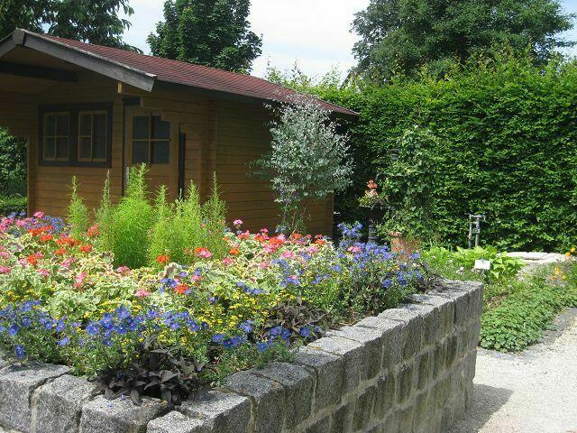Gartenhaus mit Hochbeet