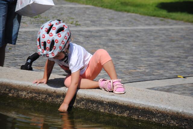 ein "kleiner Radfahrer" untersucht das Brunnenwasser