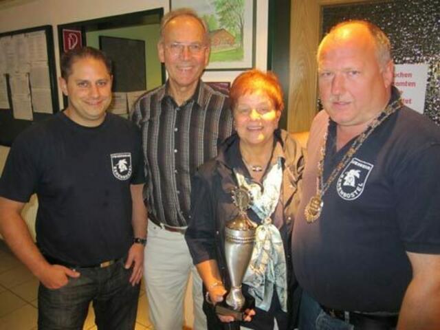 Die Volkskönige (v.l.n.r.) Sebastian Wiechers, Gunther Koch und Adolf Schäfer
mit der besten Dame Elma Dettmer