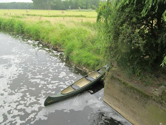 Umstieg am Wehr - 1. Boot klar ...