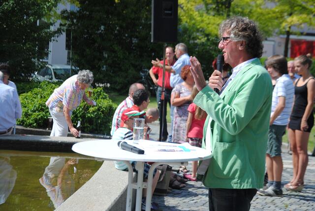 Helmut Gieber begrüßt die Gäste