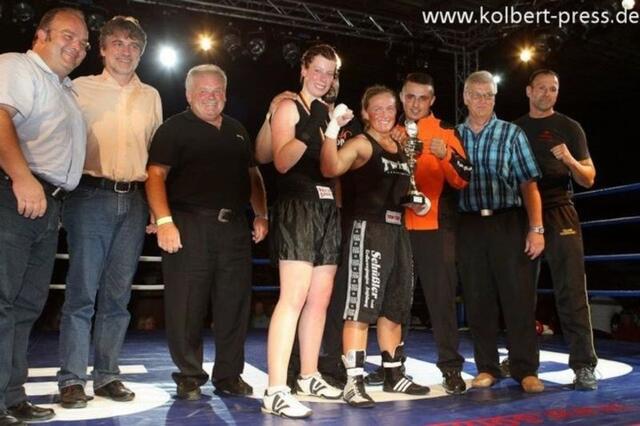 Siegerehrung für Tina Schüßler im Ring: Bürgermeister Paul Metz, Peter Grab, Werner Schüßler, Mirjam Schneider, Sedat Kececi, Tina Schüßler, Davut Sidal (Veranstalter), Bgm.Hermann Weber, Trainer lebe Kickboxarena (von links) | Foto: www.kolbert-press.de