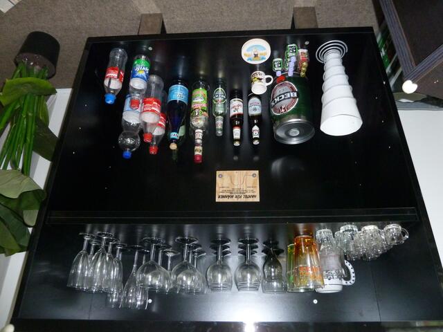 Gut das die Flaschen verkorkt sind.