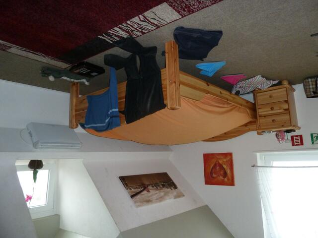 Auch dieses Schlafzimmer klebt an der Decke.