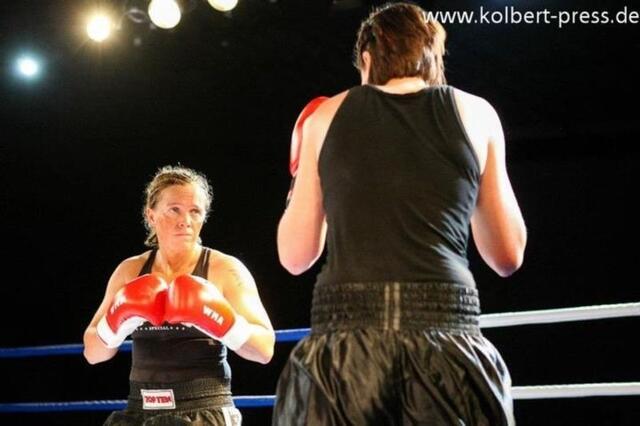 Siegesblick - Tina Schüßler besiegte ihre Krankheit genau so gut wie ihre Gegnerin Mirjam Schneider | Foto: www.kolbert-press.de