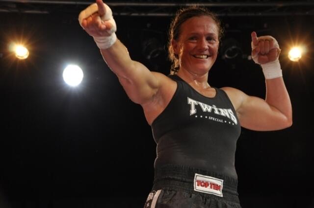 Sieg für Profiboxerin Tina Schüßler. Nach schwerer Krankheit wieder zurück im Ring. Ihre Krankenakte ließ an eine Sportlerkarriere eigentlich nicht mehr denken: Herzoperation, Koma, Schlaganfall. Doch mit 38 Jahren will Tina Schüßler noch einmal an die Weltspitze | Foto: Stadtzeitung