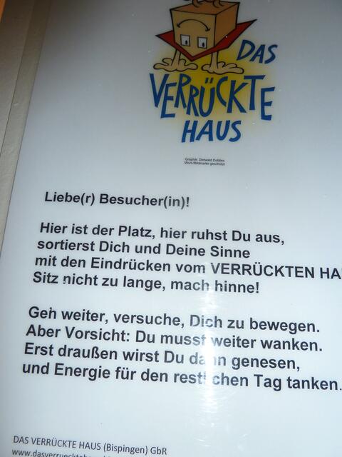 Dieses schild hing an der Wand;denn wenn man die eigenartige Treppe hochgekommen ist,steht da ein Sofa,wo man sich erst setzten muß.