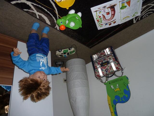 Schön die vielen Spielsachen,es ist genug zum Spielen da.