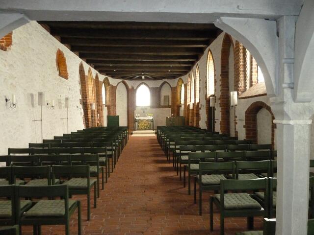 Blick in die kleine Kirche.