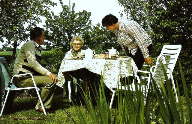 Bruder Jürgen, Mutter und Bärbel im Schrebergarten