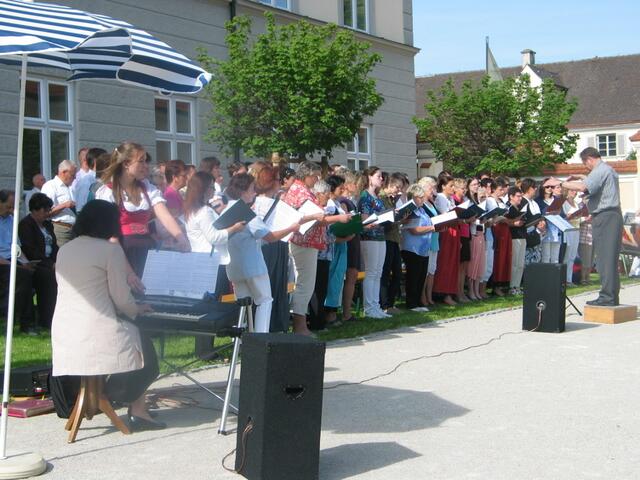 Die Kirchenchöre der Pfarreiengemeinschaft Nordendorf unter Konrad und Elke Eser sowie die Ehinger Musikanten umrahmten die Eucharistie am Patrozinium musikalisch.