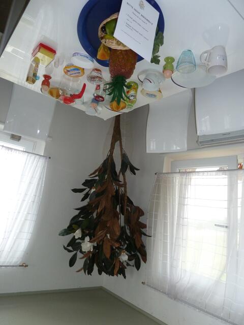 Der Frühstückstisch ist schön gedeckt,selbst das Ei fällt nicht aus dem Eierbecher.