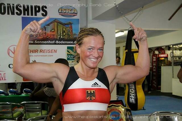 beim Pressewiegen Tina Schüßler Boxprofi aus Augsburg - Stadtbergen, wird von der Presse umringt | Foto: Rene Cerny the pixelartist