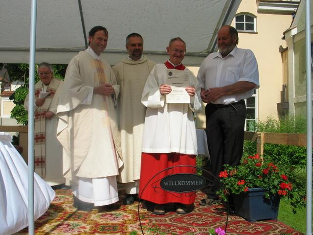 Der Holzener Mitbewohner Willi Welker wurde beim Festgottesdienst mit einer Urkunde für 56 Jahre Dienst als Ministrant geehrt. Zu den Gratulanten gehörten v.l.n.r.: Pater Horst Gasparik, Regionaldekan Hubert Ratzinger, Pfarrer Franz Walden und der Pfarrgemeinderatsvorsitzende Stephan Weigl.