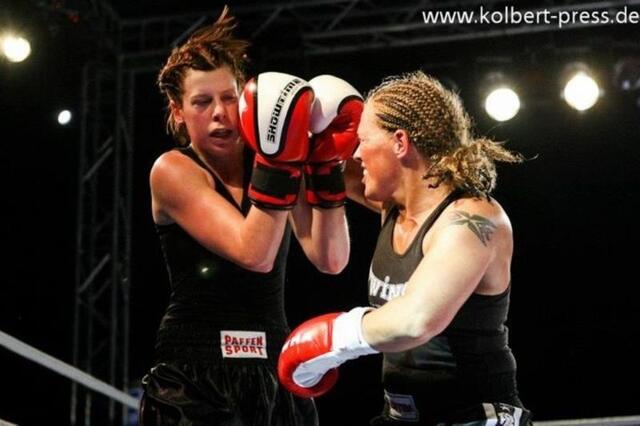 Boxprofi Tina Schüßler verteilt einen rechten Hacken - nach langer und schwerer Krankheit ist Schüßler wieder im Ring - stärker als jemals zuvor | Foto: www.kolbert-press.de